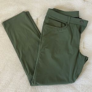Lululemon men’s golf pant. Color Green Twill. Size 34